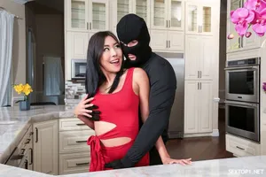 Người mẫu trẻ hàng đầu mới nổi đã bị anh chàng xăm hình tàn phá. Cô ấy có một thân hình gợi cảm và một cái "của quý" lớn trong tư thế quan hệ 69 bằng miệng, và để cho anh chàng liếm lồn mình. Cô ấy bị tàn phá ở nhiều tư thế và biểu cảm của cô ấy thật là dâm đãng...