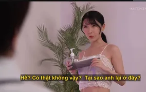 Một cô gái tóc ngắn và xăm hình hoa trên cánh tay, cận cảnh đang quan hệ bằng miệng sâu, bị nhấc bổng lên và đâm mạnh từ phía sau...