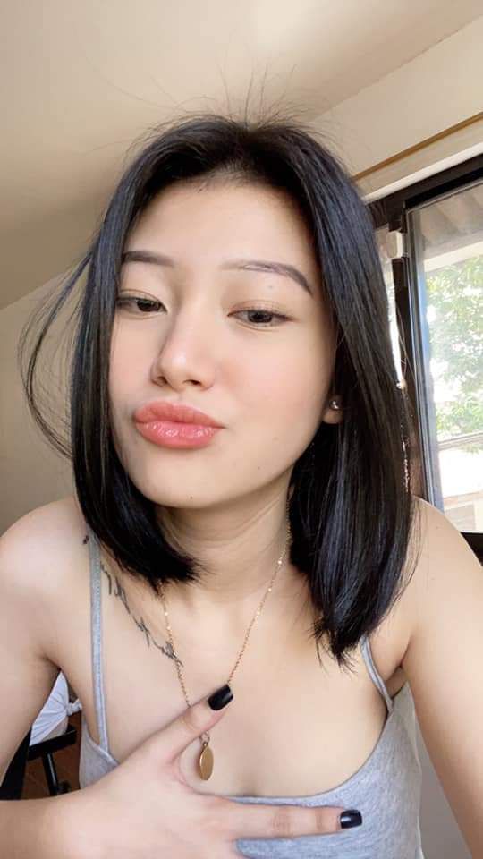 Người mẫu "Encore" dưới cặp kính cận dâm đãng là một cô giáo dạy sex có bộ ngực khủng và khí chất. Cô ấy thích ở trên. Cô ấy cưỡi anh trai KK đến nơi cực khoái và ăn tinh dịch của anh ấy bên trong!